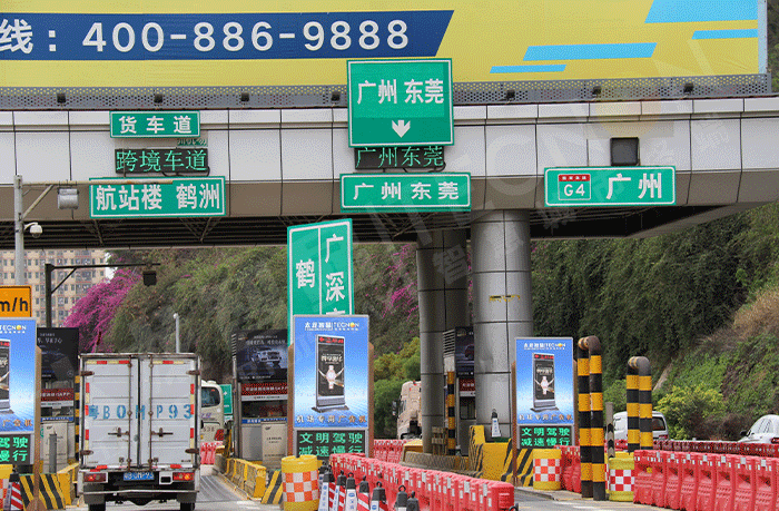 深圳黃鶴收費(fèi)站戶外LED廣告機(jī).png