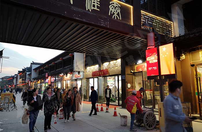 南京夫子廟景區傍晚的智慧燈桿+燈桿屏