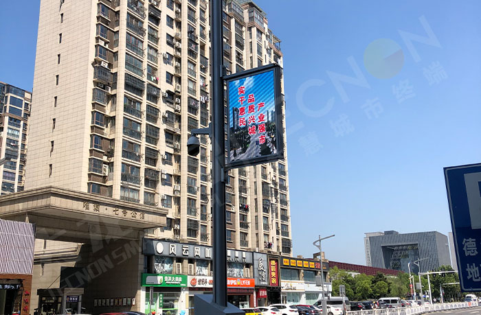 鹽城市道路上正在播放宣傳視頻的智慧燈桿+燈桿屏