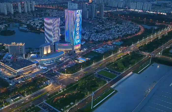 天津主干道的LED智慧燈桿屏夜景
